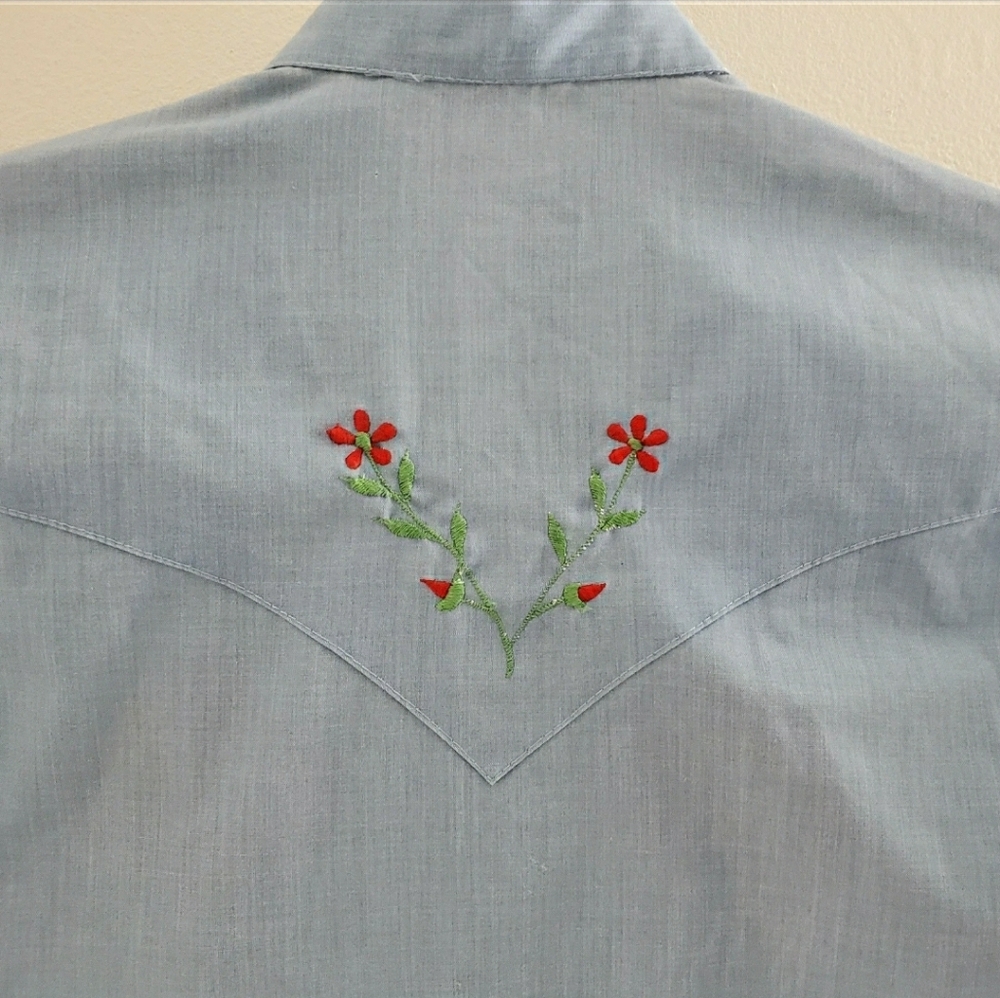 Western Style Floral Embroidered Denim Blue Short Sleeve Blouse - Picture 5 of 5
